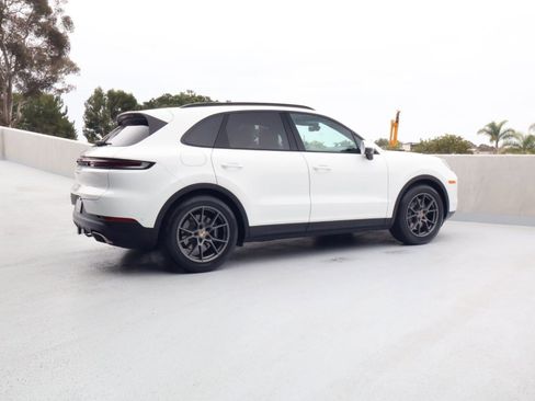 Certified 2024 Porsche Cayenne AWD/4WD image 8