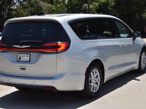 Used 2024 Chrysler Pacifica Touring-L FWD image 8