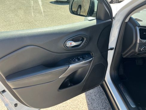 Used 2020 Jeep Cherokee Limited FWD image 14