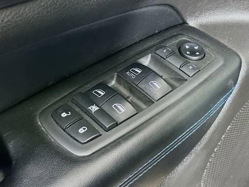 Used 2019 Jeep Grand Cherokee Laredo RWD image 30
