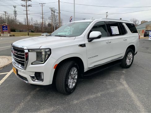 Used 2023 GMC Yukon SLT w/ SLT Luxury Package image 3