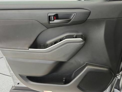 Used 2022 Toyota Highlander LE FWD image 19