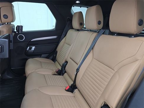 Used 2025 Land Rover Discovery Dynamic SE image 14