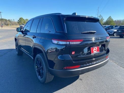 New 2025 Jeep Grand Cherokee Altitude image 5