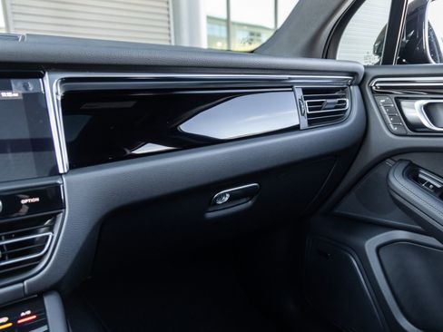 Certified 2026 Porsche Macan image 32