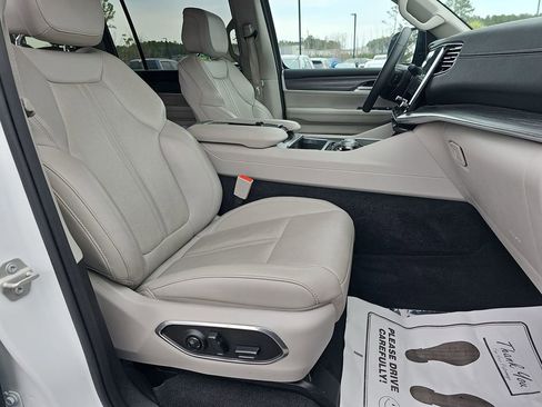 Used 2024 Jeep Wagoneer L Series II image 13