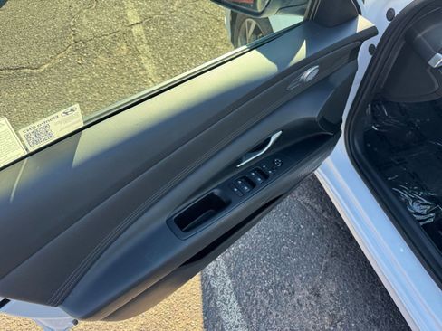 Used 2025 Hyundai Elantra Limited image 20