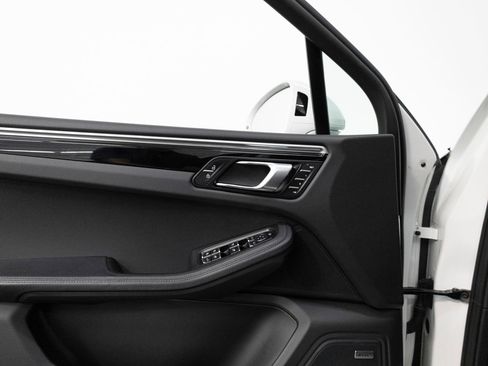 Certified 2023 Porsche Macan AWD/4WD image 22