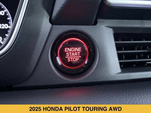 Used 2025 Honda Pilot Touring image 9