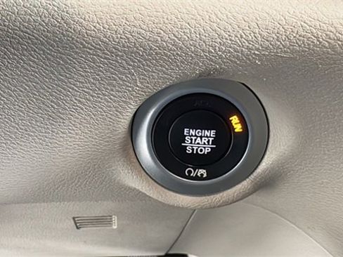 Used 2023 Chrysler Pacifica Touring-L image 26