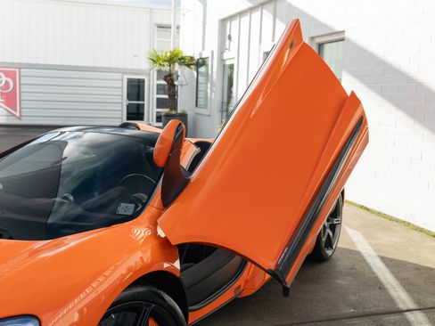 Used 2015 McLaren 650S Spider image 14