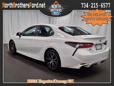 Used 2024 Toyota Camry SE image 2