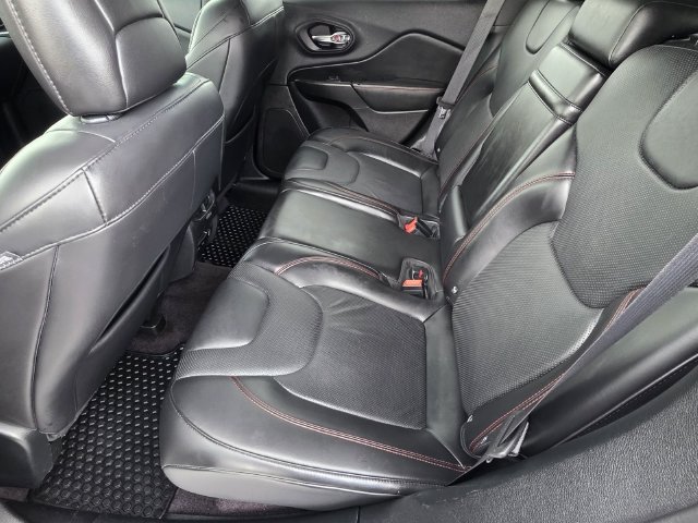 Used 2019 Jeep Cherokee Trailhawk AWD/4WD image 9