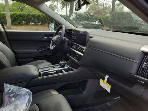 New 2026 Nissan Pathfinder Platinum FWD image 32