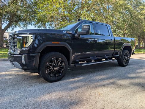 Used 2024 GMC Sierra 2500 Denali w/ Denali Reserve Package AWD/4WD image 3
