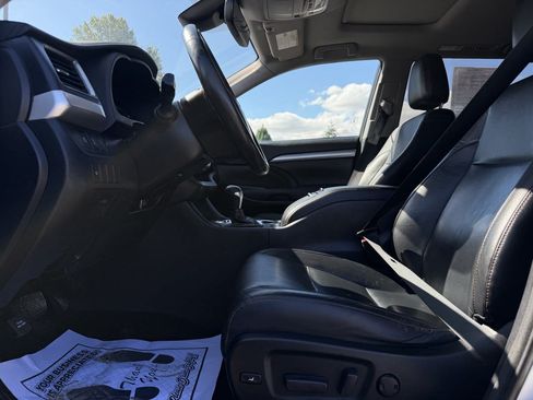 Used 2017 Toyota Highlander SE AWD/4WD image 10