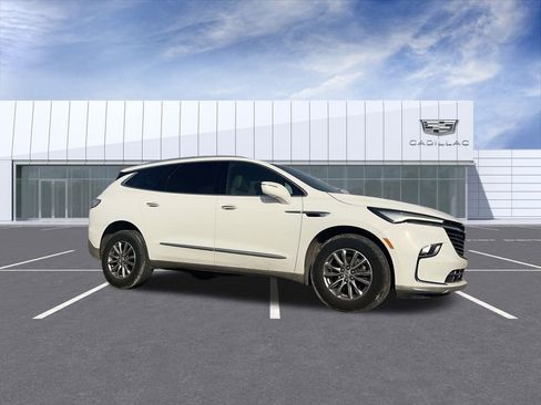 Used 2023 Buick Enclave Essence image 1