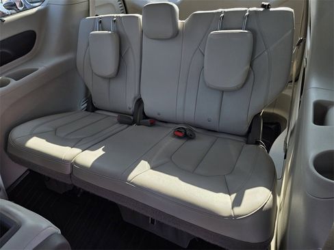 Used 2021 Chrysler Pacifica Touring-L image 16