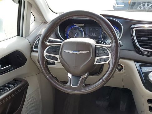 Used 2020 Chrysler Pacifica Touring-L FWD image 28