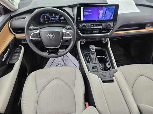 Used 2024 Toyota Grand Highlander Limited image 9