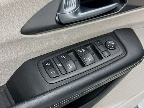 Used 2024 Chrysler Pacifica Touring-L image 15