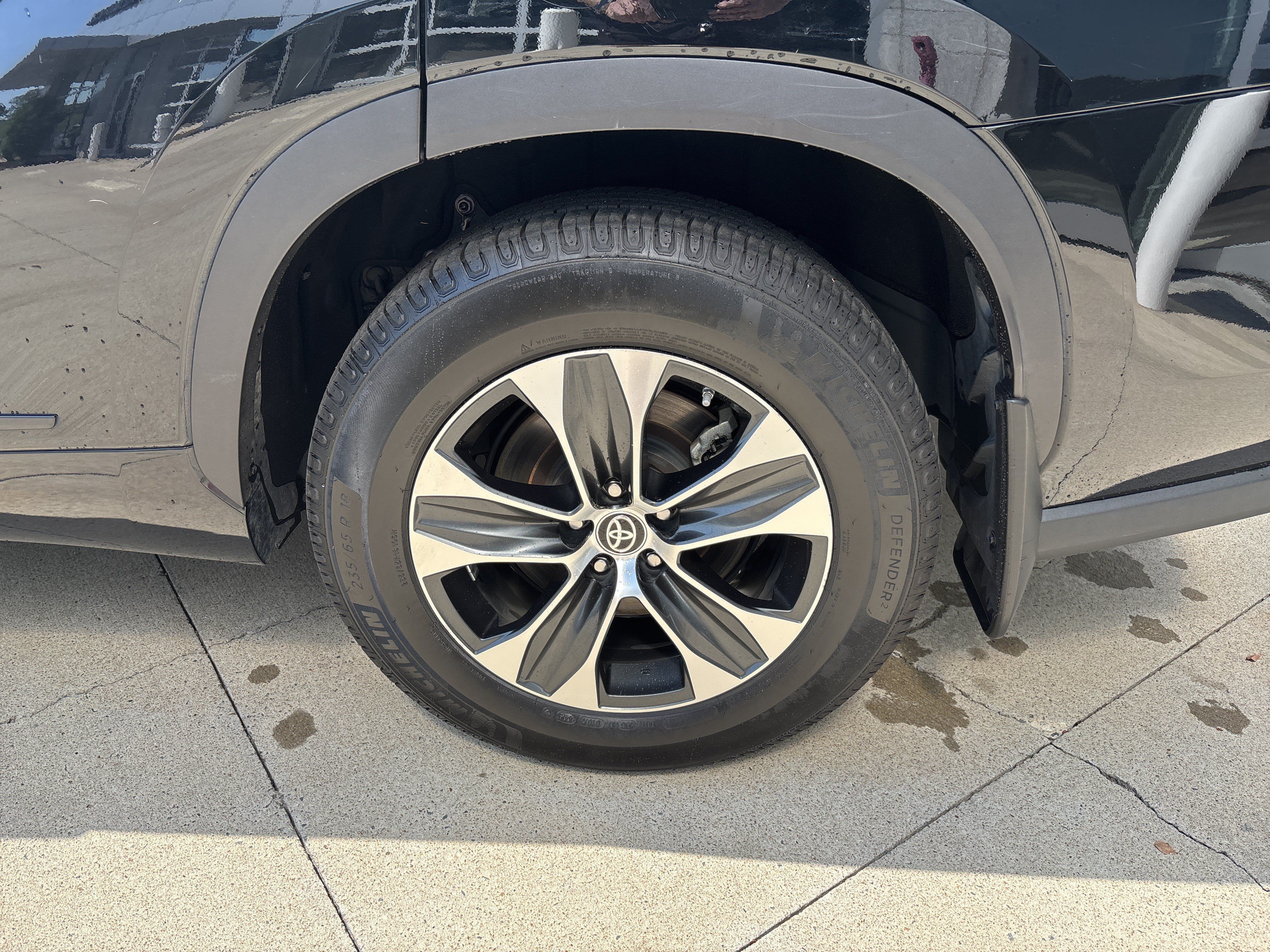Used 2020 Toyota Highlander XLE AWD/4WD image 32