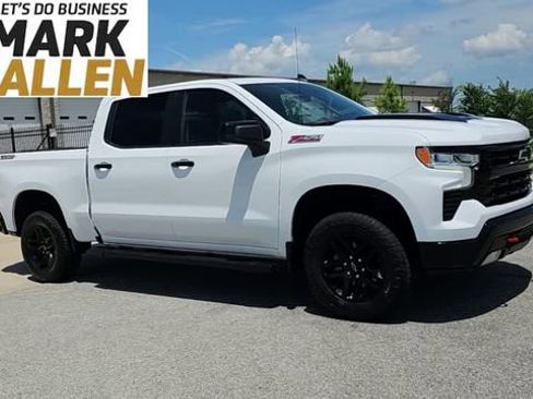 Used 2022 Chevrolet Silverado 1500 LT Trail Boss w/ Convenience Package II AWD/4WD image 2