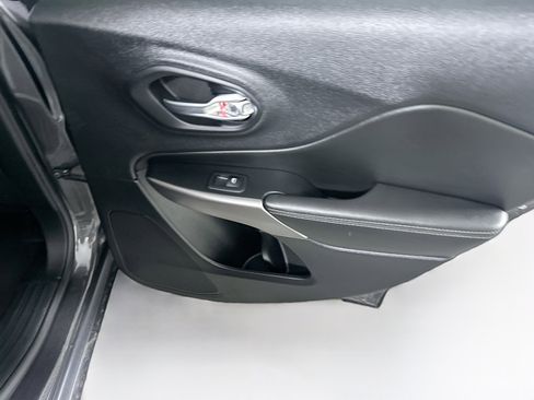 Used 2022 Jeep Cherokee Limited image 27