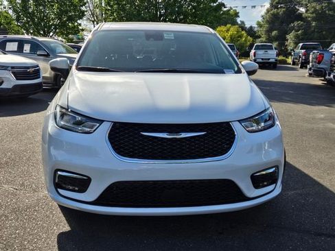 Used 2023 Chrysler Pacifica Touring-L FWD image 2