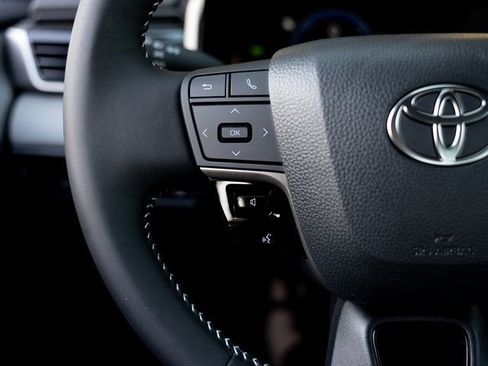 Used 2025 Toyota Camry SE image 14