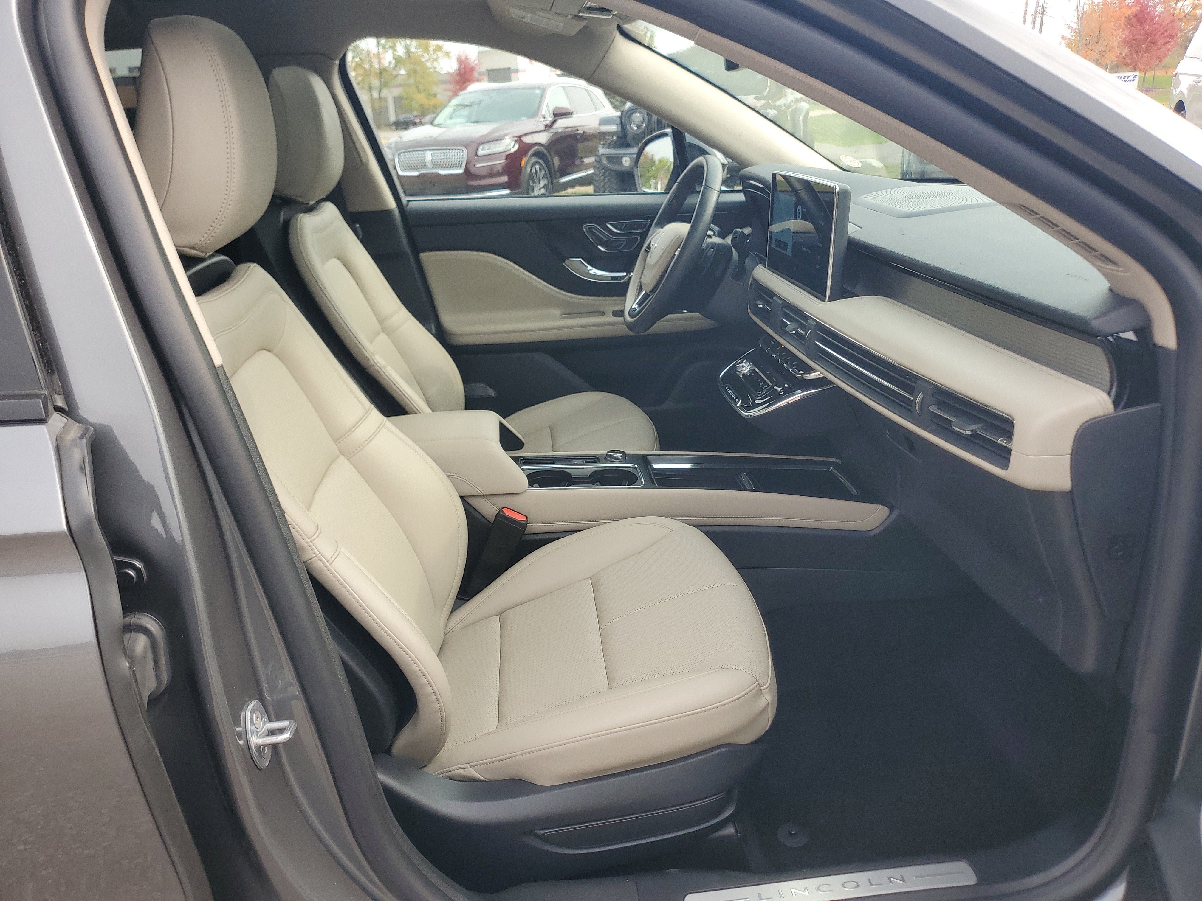 Used 2025 Lincoln Corsair AWD w/ Equipment Group 101A image 9
