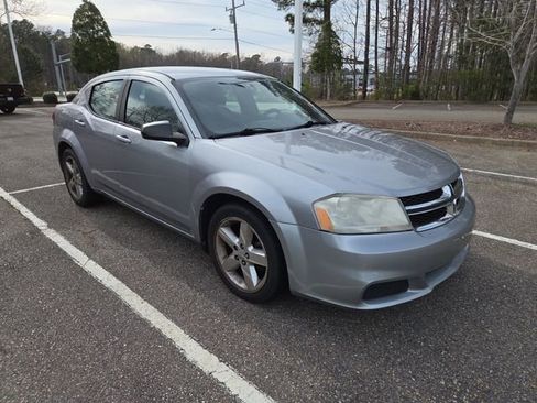 Used 2013 Dodge Avenger SE image 1