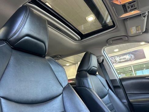 Used 2021 Toyota RAV4 XLE Premium image 17