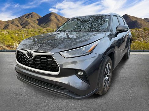 Used 2025 Toyota Highlander XLE FWD image 2