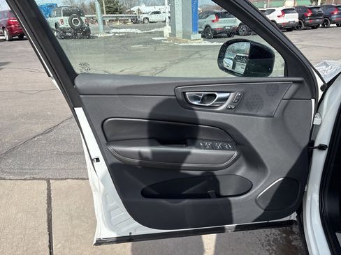 Used 2025 Volvo XC60 B5 Plus image 15