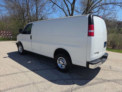 Used 2016 Chevrolet Express 2500 image 4