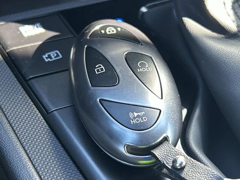 Certified 2025 Hyundai Elantra Sport image 33