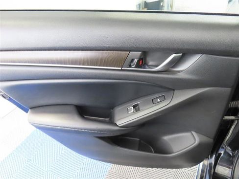 Used 2018 Honda Accord Touring image 32