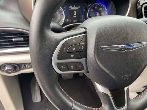 Used 2017 Chrysler Pacifica Touring-L image 9