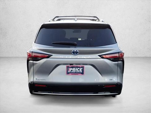 Used 2025 Toyota Sienna Platinum image 3
