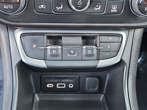 Used 2024 GMC Terrain SLT image 18