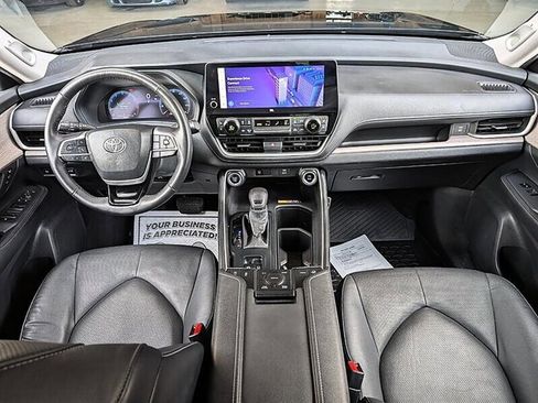 Used 2024 Toyota Grand Highlander AWD image 3