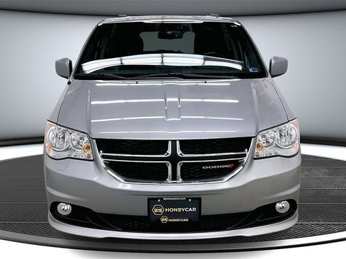 Used 2016 Dodge Grand Caravan SXT image 2