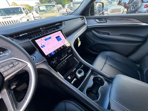 New 2025 Jeep Grand Cherokee Limited w/ Black Appearance Package image 25