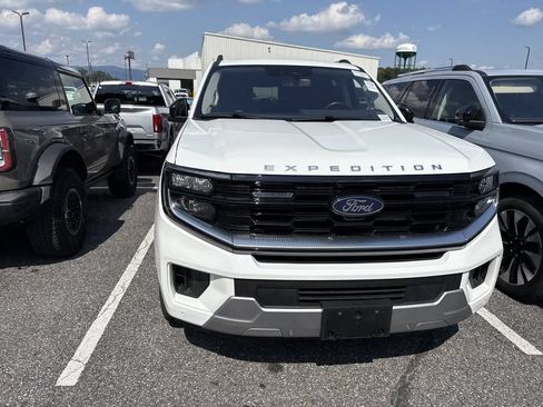 Used 2025 Ford Expedition Platinum w/ Driver's Package AWD/4WD image 4