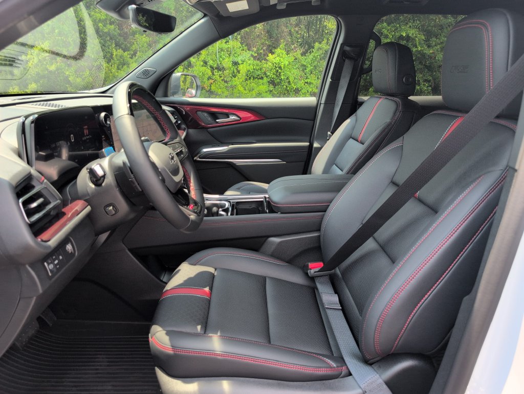 New 2026 Chevrolet Traverse RS w/ LPO, Floor Liner Package FWD image 13
