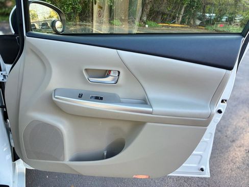 Used 2014 Toyota Prius V Five image 23