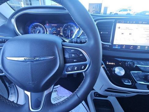 Used 2024 Chrysler Pacifica Touring-L image 20