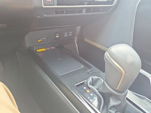 Used 2025 Toyota Camry SE w/ Convenience Package image 21