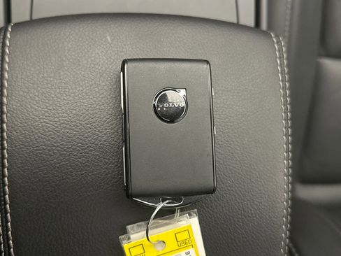 Used 2025 Volvo XC40 B5 Plus image 25